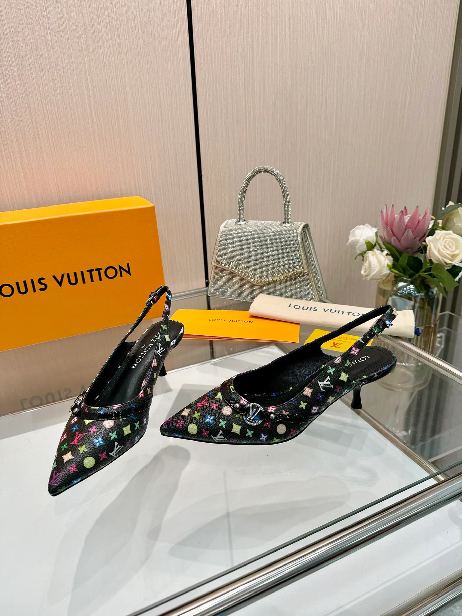👟👟Ex-factory price 640👟👟Purchase level], Louis Vuitton 2025 official website early spring series! Perfect last shape, new pointed toe🆕, the official website is updated simultaneously. The small pointed toe is matched with a hollow leather strip and a small square buckle to adjust the elasticity. LV hardware "logo" is embellished. It is full of details and a visual feast. 💯It is difficult to conceal the elegant temperament of LV. It is comfortable and easy to wear, and full of femininity. The new original reverse mold last has the ultimate 1:1 shape, exquisite workmanship, and imported high-end fabrics showing exquisite texture! Fabric: Imported lambskin, cow patent leather/Presbyopia/denim. High-quality soft sheepskin lining. Feet: imported goatskin, Italian genuine leather outsole. 5.5 lacquered heels. Number of yards: 34-41 (34.40, 41, customization is non-returnable and non-exchangeable)